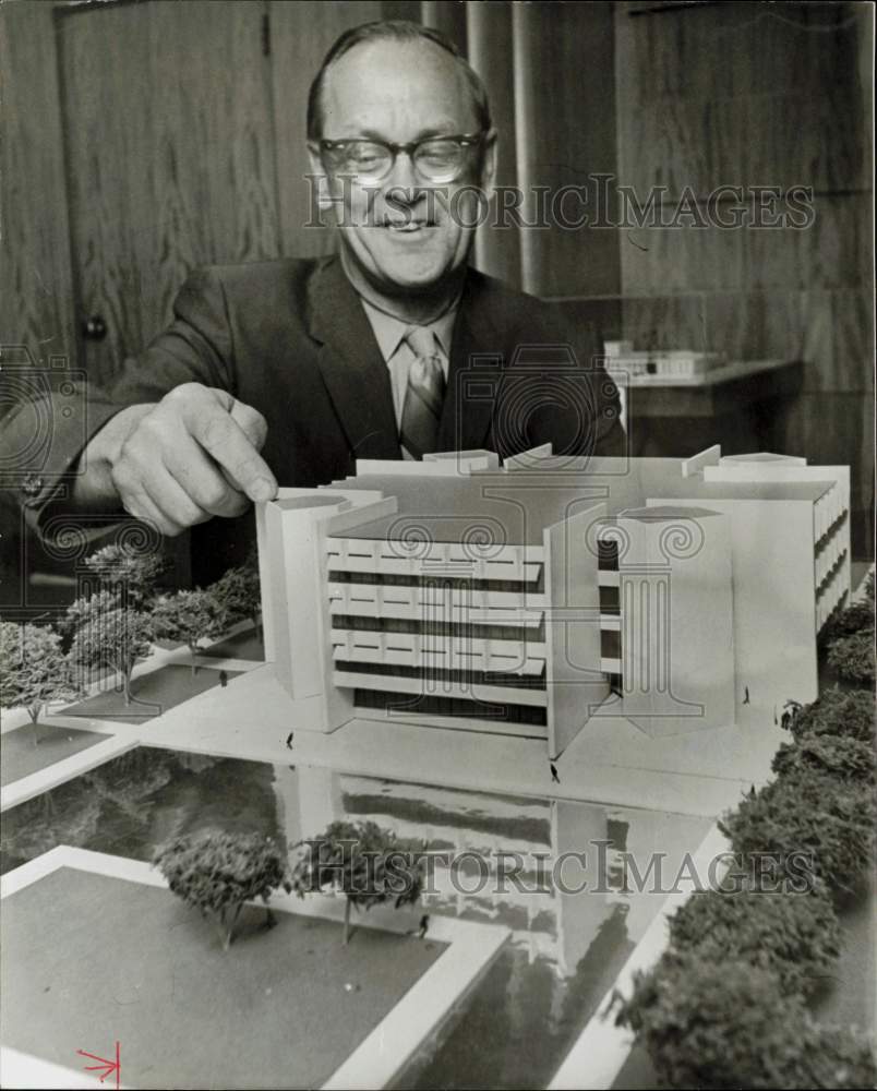 1969 Press Photo Dr. Robert Howsam shows University of Houston&#39;s building model.- Historic Images