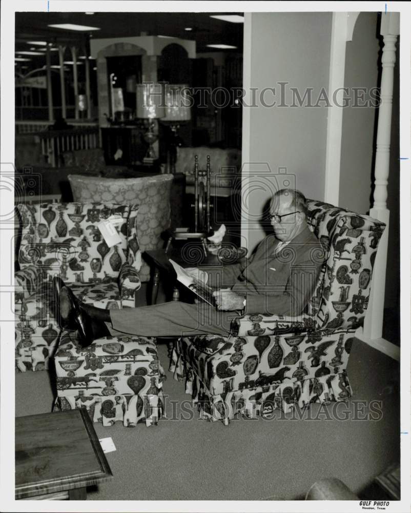 1965 Press Photo Delmar Kroehler, Kroehler Manufacturing President relaxes.- Historic Images