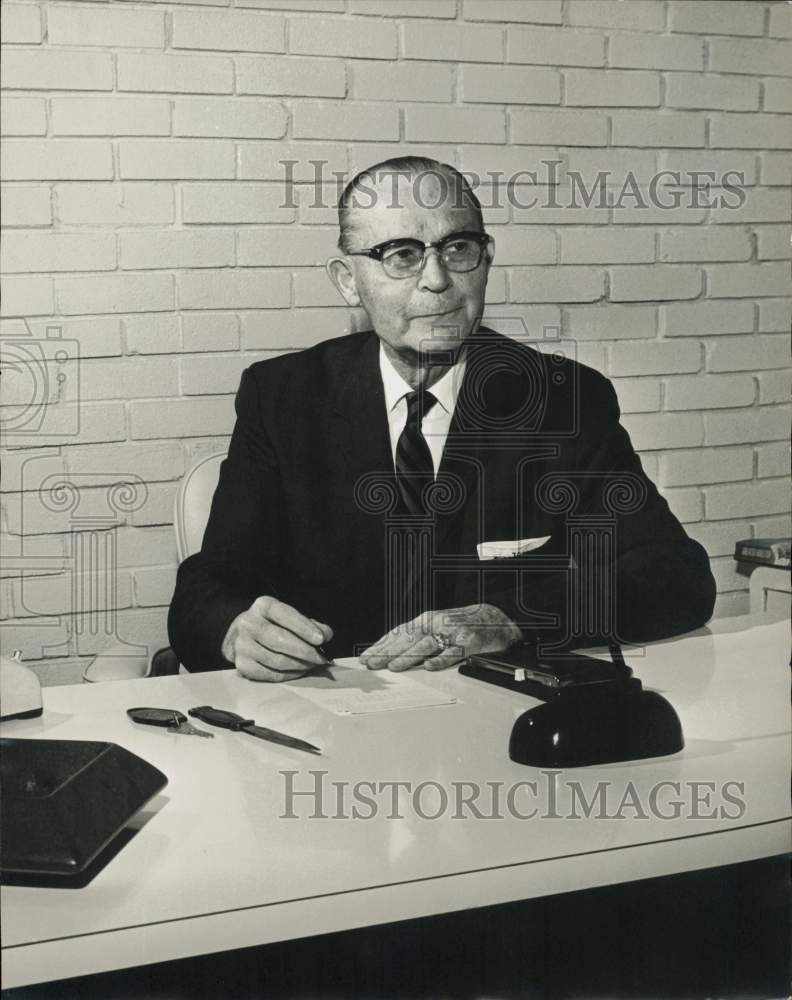 1961 Press Photo Neal Hostetter, Skylane Inn general manager takes notes.- Historic Images