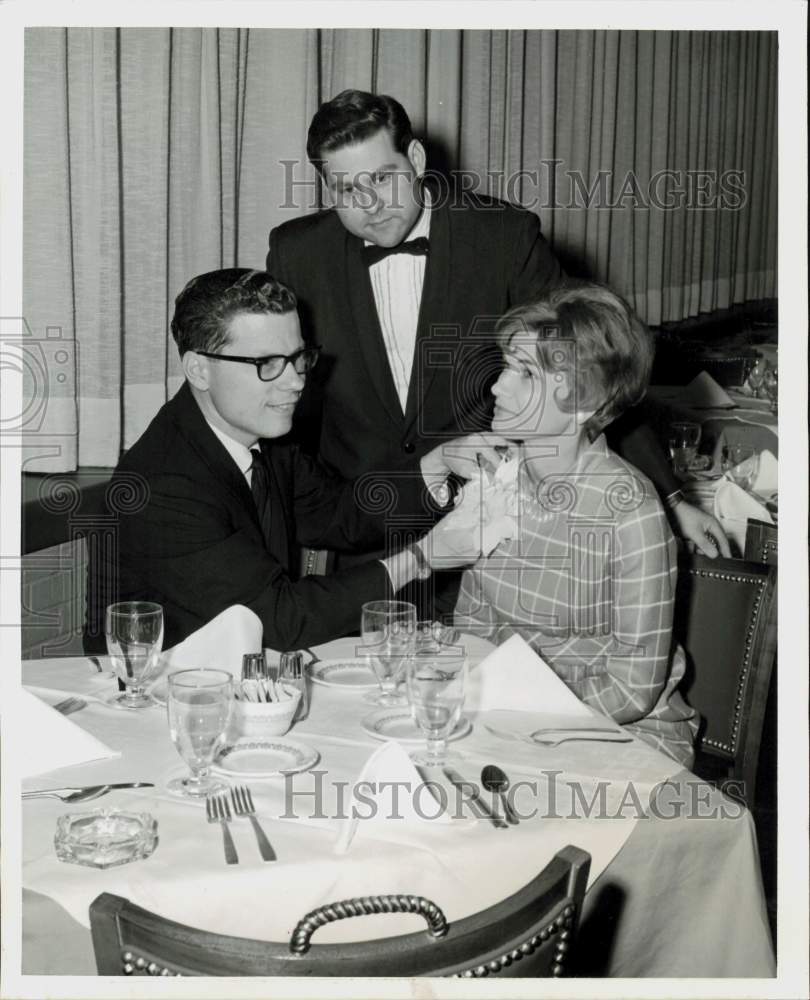 1968 Press Photo Shearn and Mrs. Smith at celebration as Don Bennett watches.- Historic Images