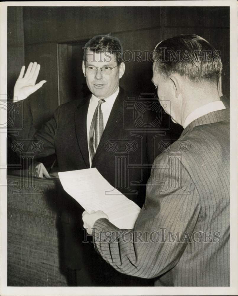 1963 Press Photo Jackson Smith given Probate Judge oath by Judge Bill Elliott.- Historic Images