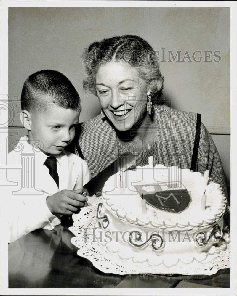 1960 Press Photo Leota Hess and Ray Coreale celebrate at Meyerland party.- Historic Images