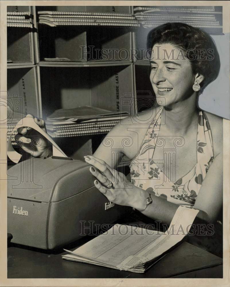 1960 Press Photo Mrs. Albert Schlueter, technical officer - hpa95490- Historic Images