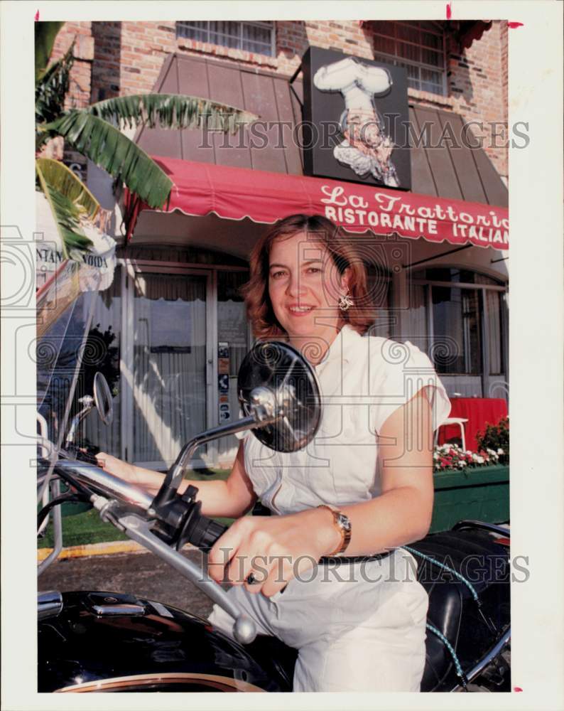 1987 Press Photo Andrea Henley, author of Houston restaurant guide book.- Historic Images