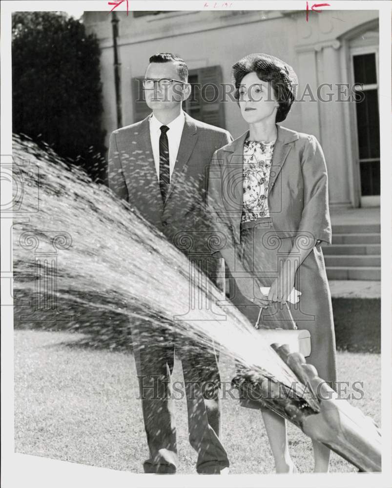 1961 Press Photo Mr. and Mrs. Mack (Joyce) Reed stand at fountain in Houston.- Historic Images