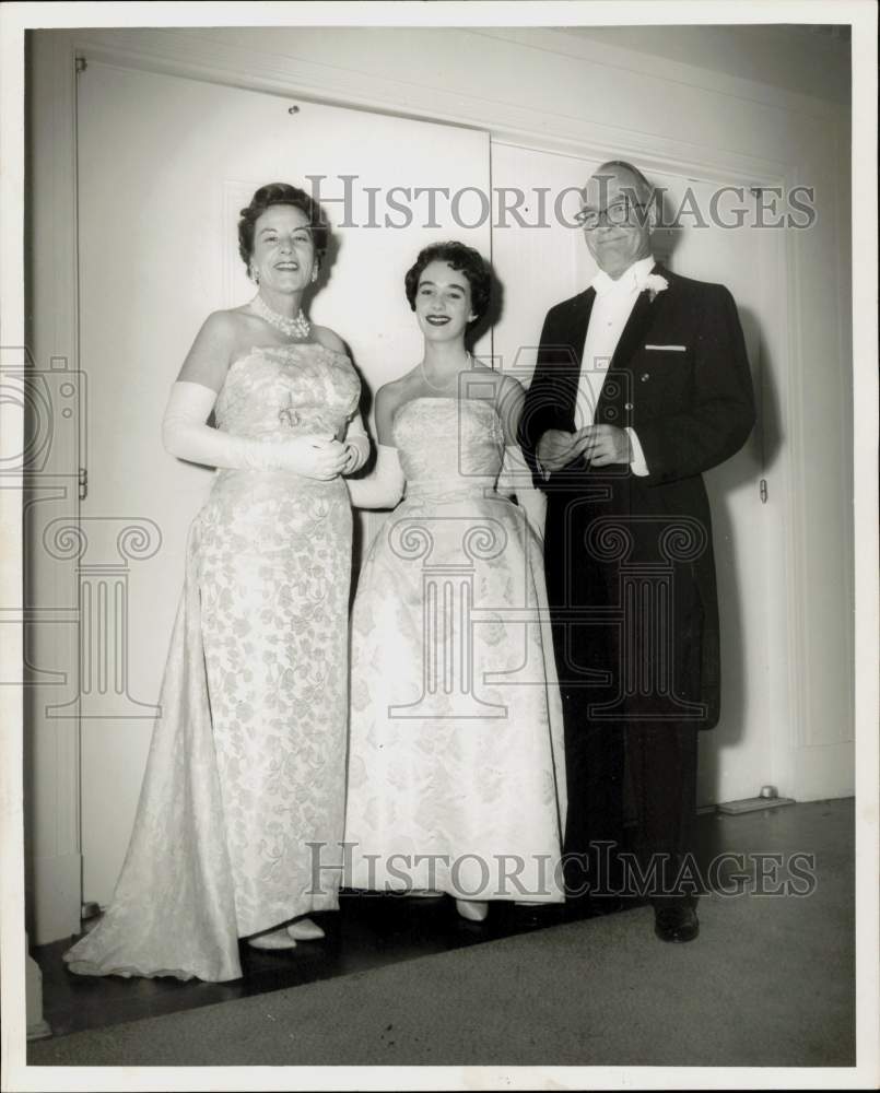 1960 Press Photo Mr. and Mrs. Ike Robinson and daughter Melinda attend ball.- Historic Images