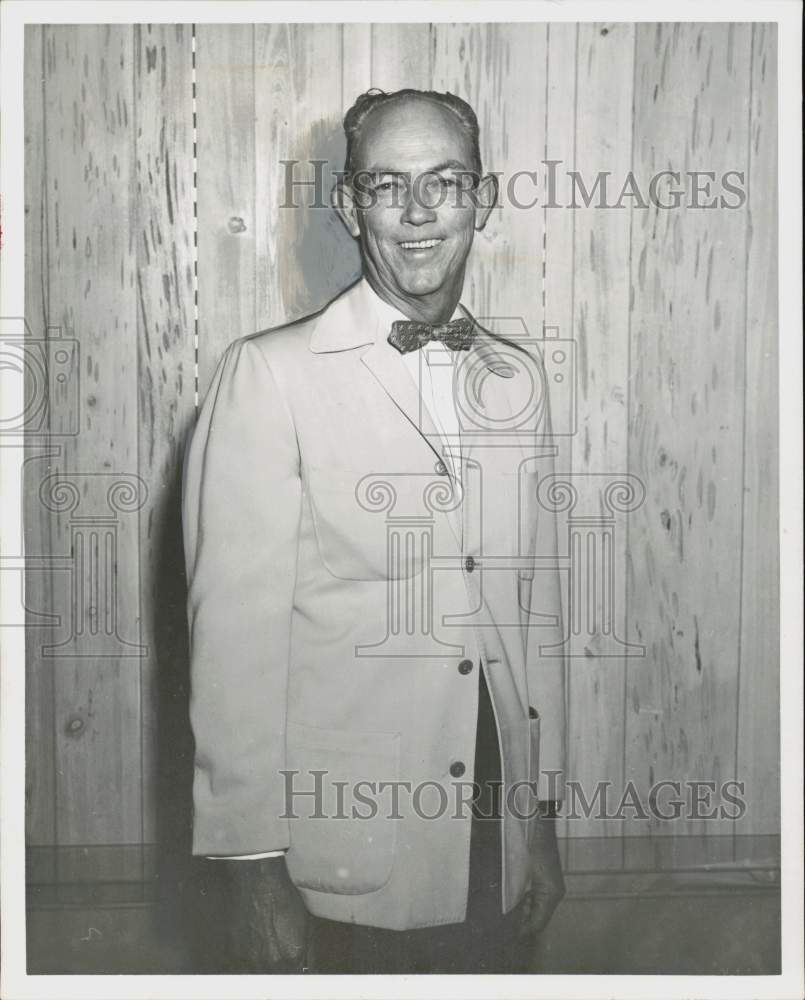 1956 Press Photo G.C. (Baldy) Quinn, Pasadena&#39;s Oshman&#39;s salesman. - hpa95666- Historic Images