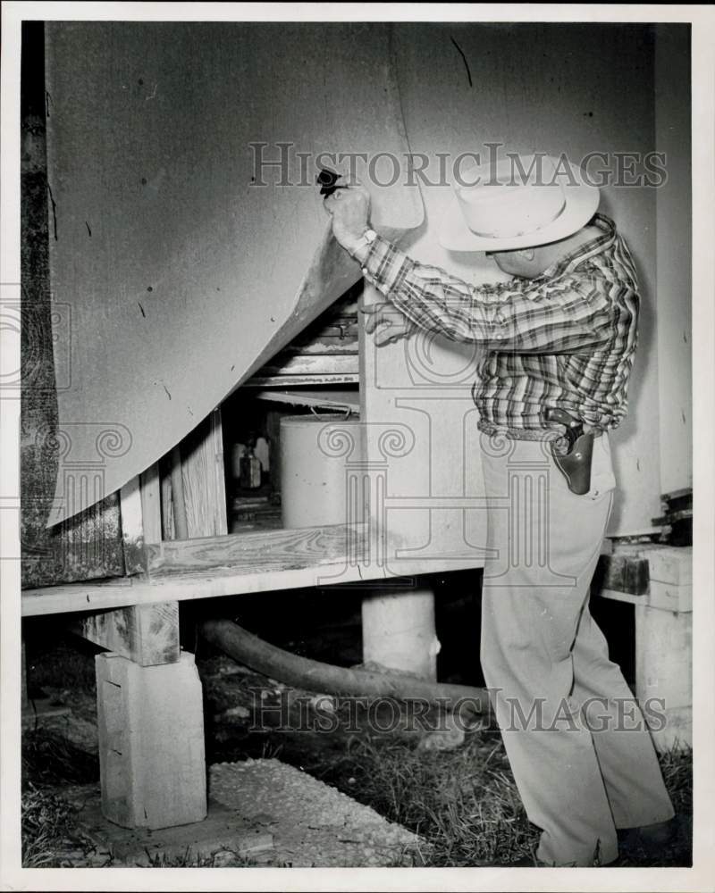 1960 Press Photo Bob Hester, Elliott&#39;s Steak House owner, looks into building- Historic Images