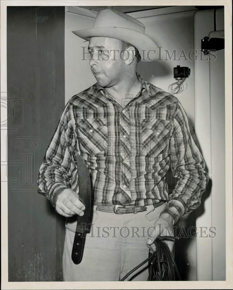 1960 Press Photo Bob Hester, Elliott&#39;s Steak House owner, holds large knife- Historic Images