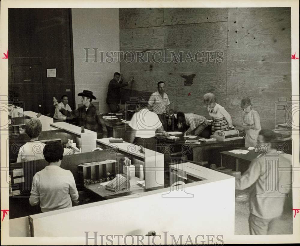 1969 Press Photo Houston bank robbery in progress with man in hat with gun.- Historic Images