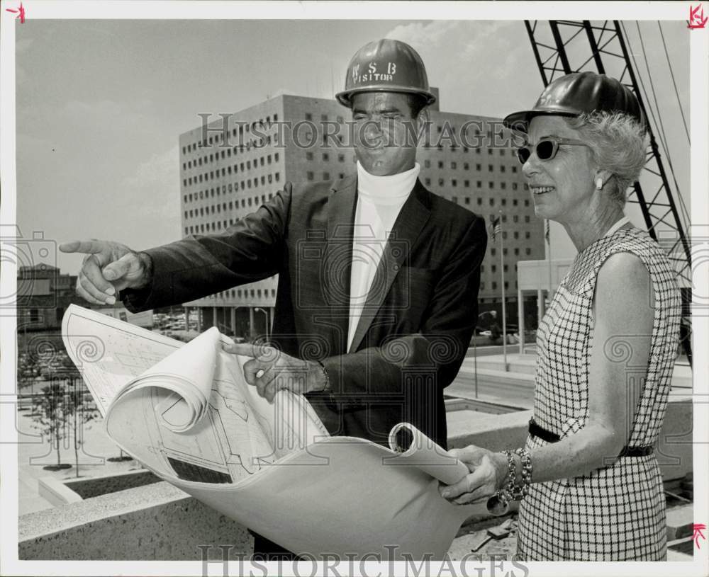 1968 Press Photo Lou Wood and Mrs. Whitfield Marshall discuss Alley Theatre site- Historic Images