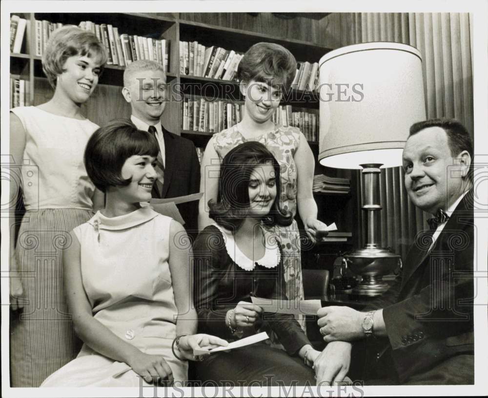1965 Press Photo Houston Press Club&#39;s Charlie Murray presents scholarship checks- Historic Images