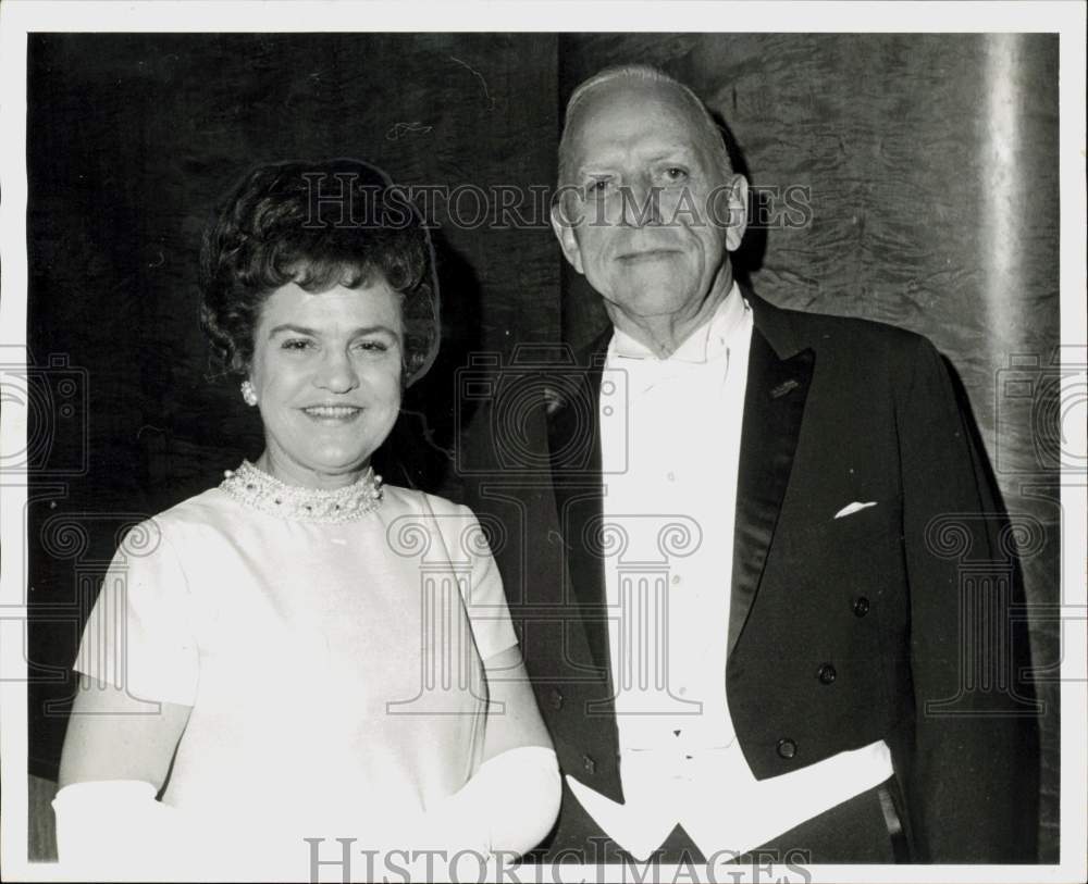 1967 Press Photo Ruth Hochuli and Webber Ogden at Shamrock's Emerald Room.- Historic Images