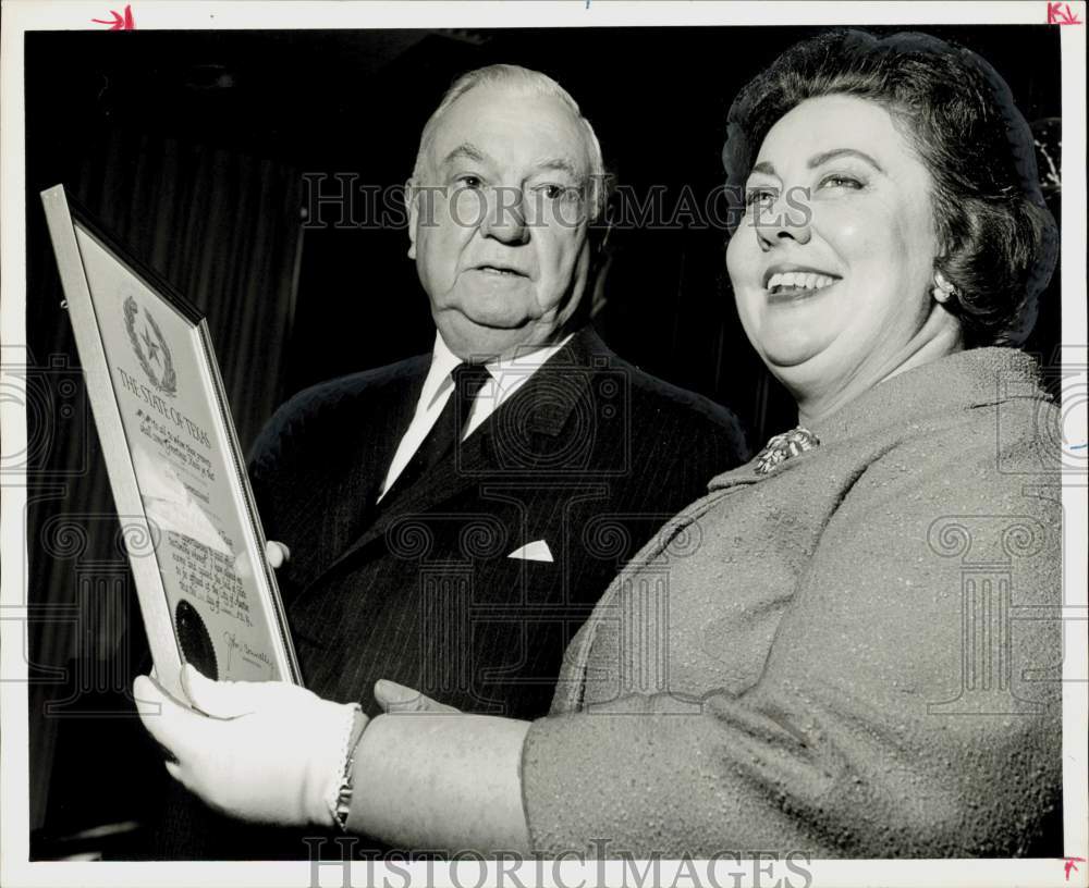 1967 Press Photo Dr. Mary Schlayer presented certificate by Gus Wortham, Texas- Historic Images