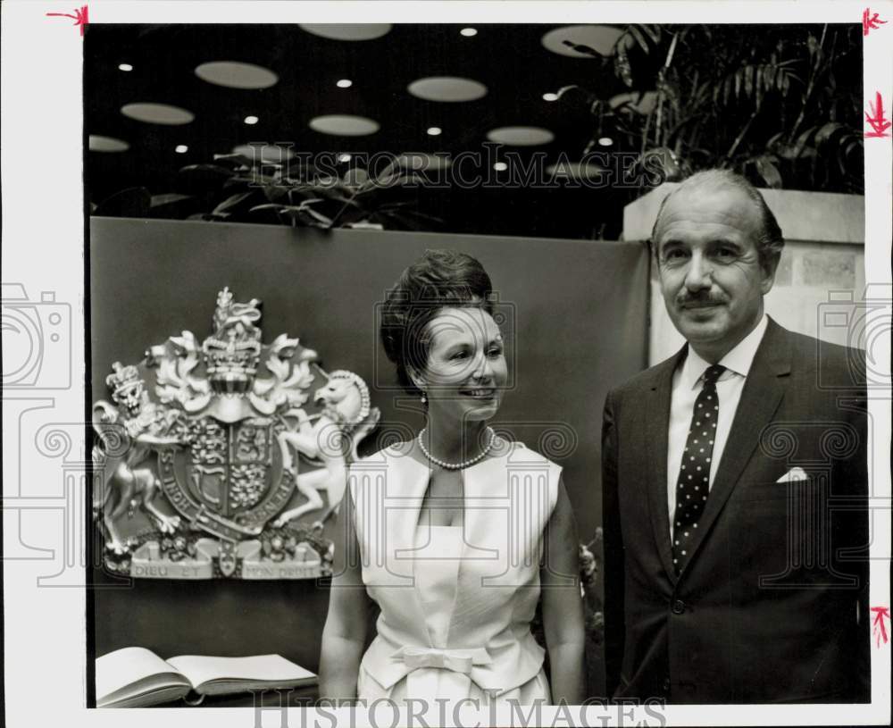 1966 Press Photo British Consul-General Gerald and Mrs. Simpson at Cohen House.- Historic Images