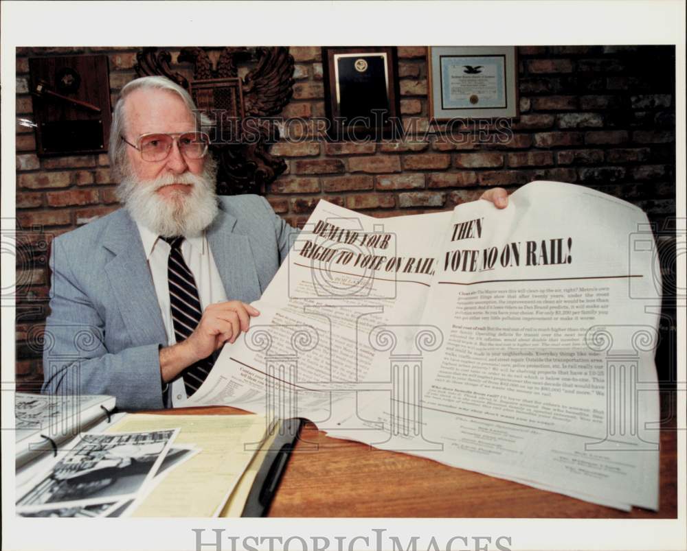 1991 Press Photo Vic Mauldin, Houston community newspaper publisher shows paper- Historic Images