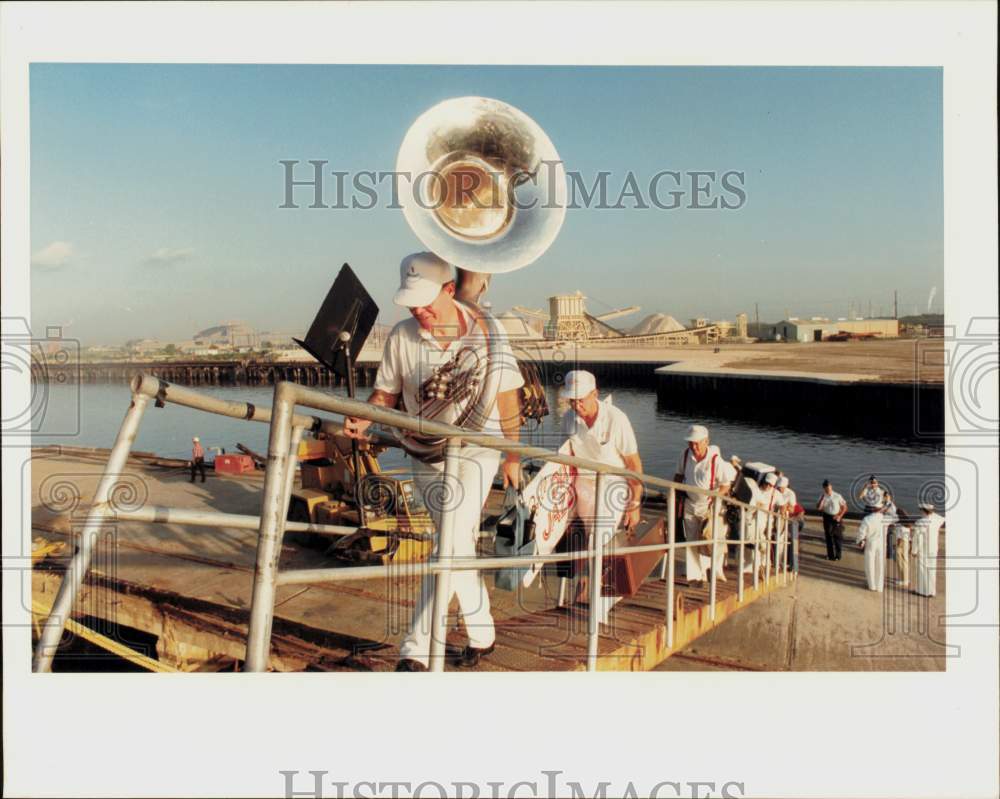 1990 Press Photo LaPorte Dixieland Jazz band members board Battleship Texas.- Historic Images