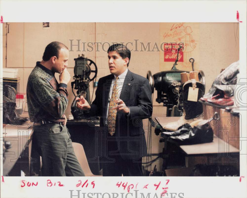 1995 Press Photo John Hernandez and Tyrone Dorian in Dorian&#39;s shoeshine shop, TX- Historic Images