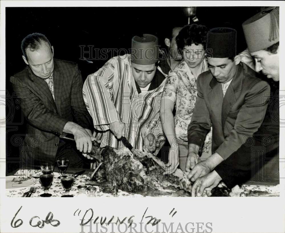 1961 Press Photo Fran Hill eats Moroccan style with visiting Moroccans, Houston- Historic Images