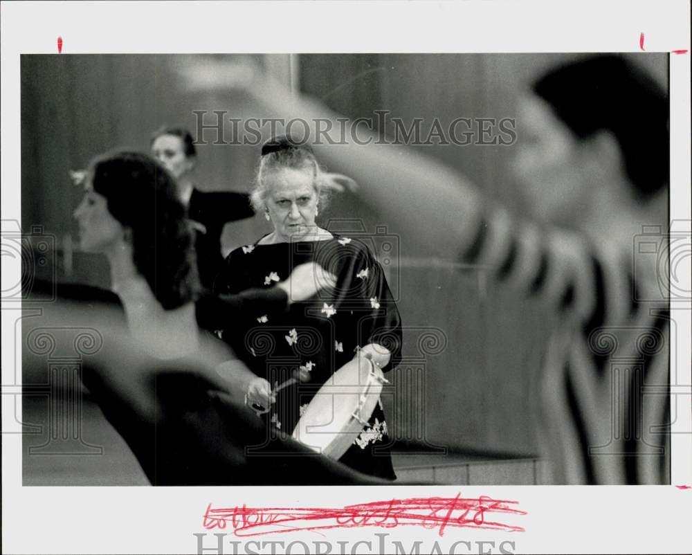 1983 Press Photo Camille Long Hill, Houston dance teacher shown with students.- Historic Images