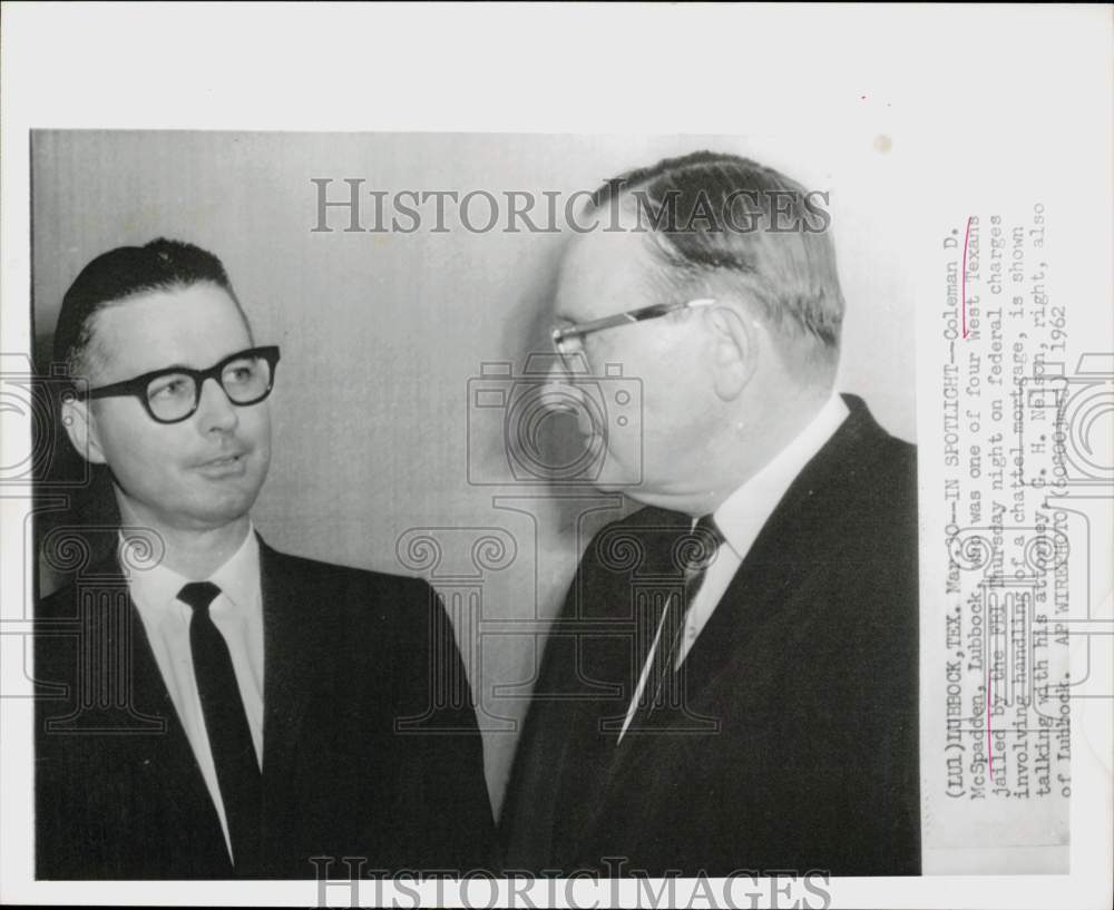 1962 Press Photo Coleman McSpadden and attorney G.H. Nelson talk in Lubbock.- Historic Images