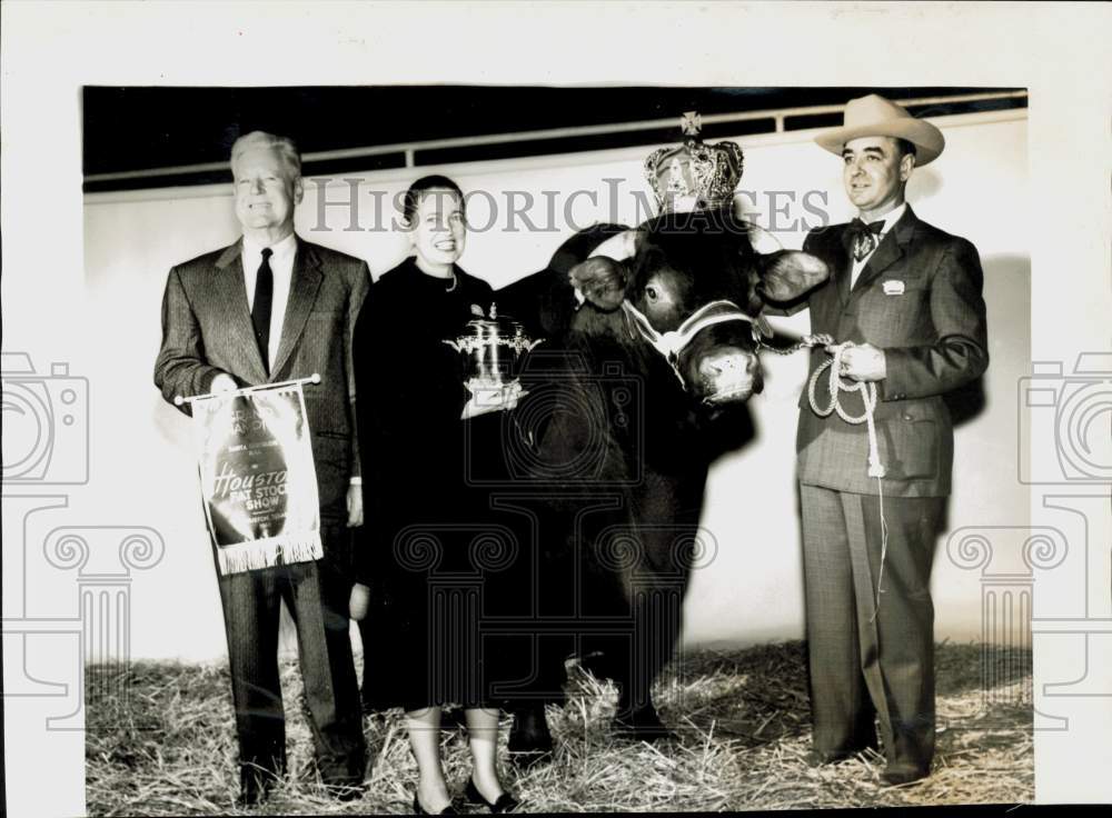 1960 Press Photo Mr. and Mrs. R.E. Smith watch John Kuykendall crown Ute Warrior- Historic Images