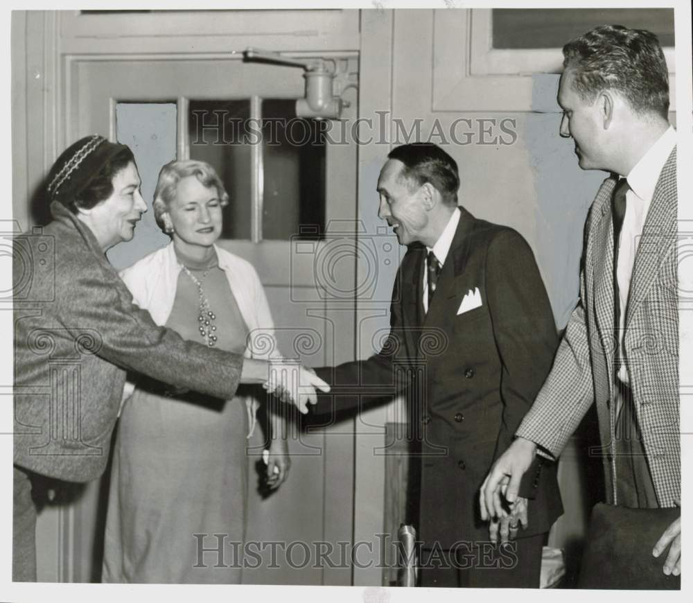 1955 Press Photo Mmes Vandervoort, Olin Rogers greet legislators in Houston.- Historic Images