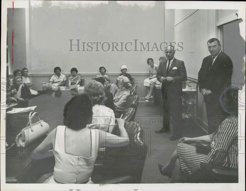 1963 Press Photo Shell Oil managers face questions from strikers&#39; wives, Houston- Historic Images