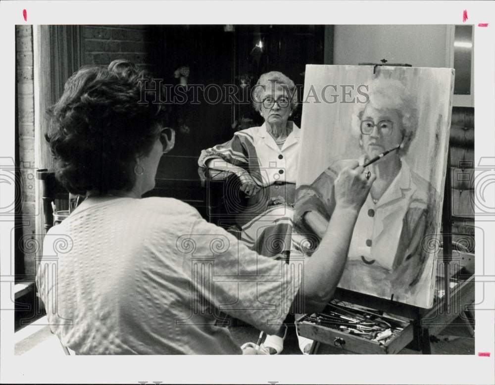 1987 Press Photo Artist Laura Brueggerhoff paints Loma Nichols&#39; portrait, Texas- Historic Images