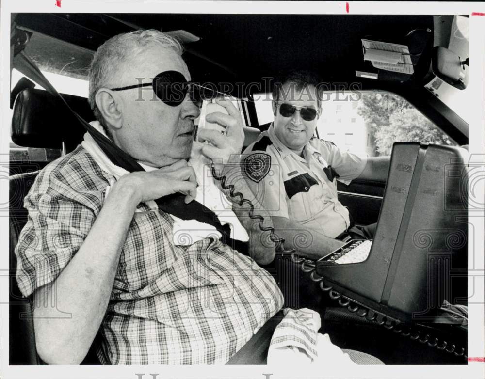 1986 Press Photo Officer Tom Walega watches Cecil McWhorter transmit greetings.- Historic Images