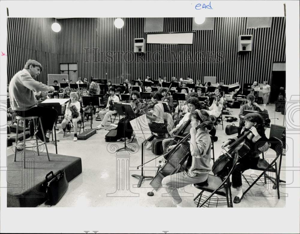 1986 Press Photo Paul Kirby conducts Houston Youth Symphony band rehearsal.- Historic Images