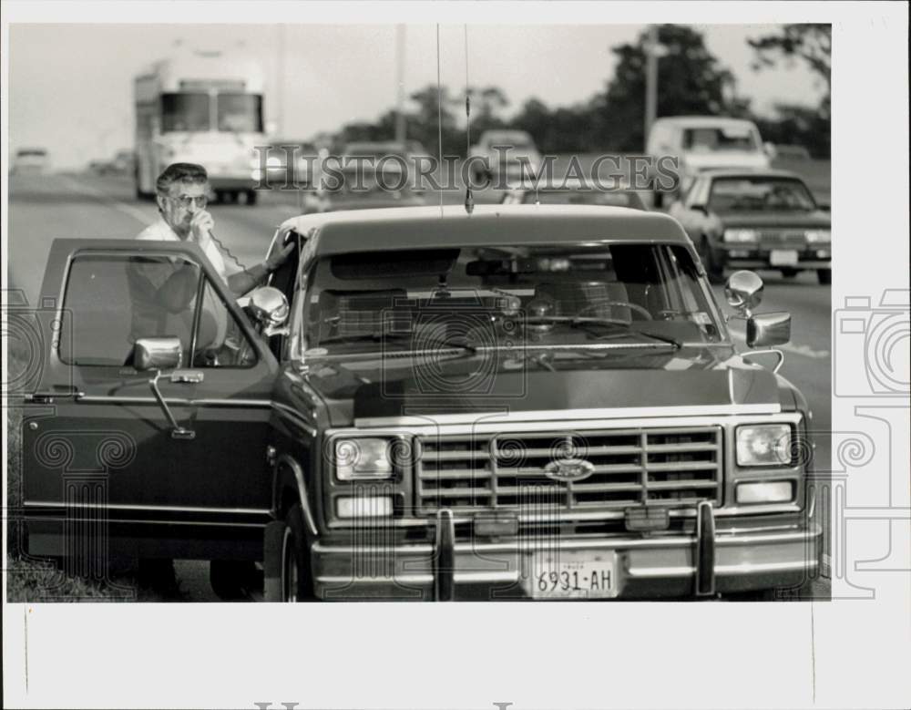 1986 Press Photo James Rodgers, &quot;Eyes of Houston&quot; volunteer watches I-10 traffic- Historic Images