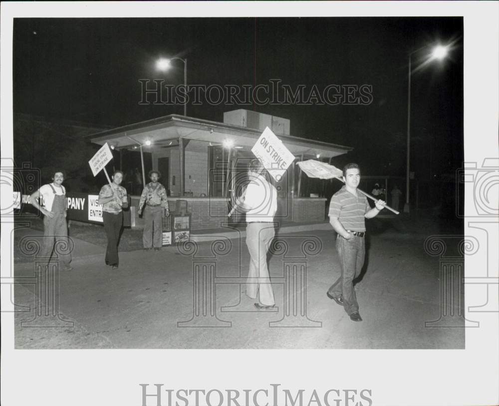 1977 Press Photo Houston Hughes Tool strikers picket the main gate. - hpa96681- Historic Images