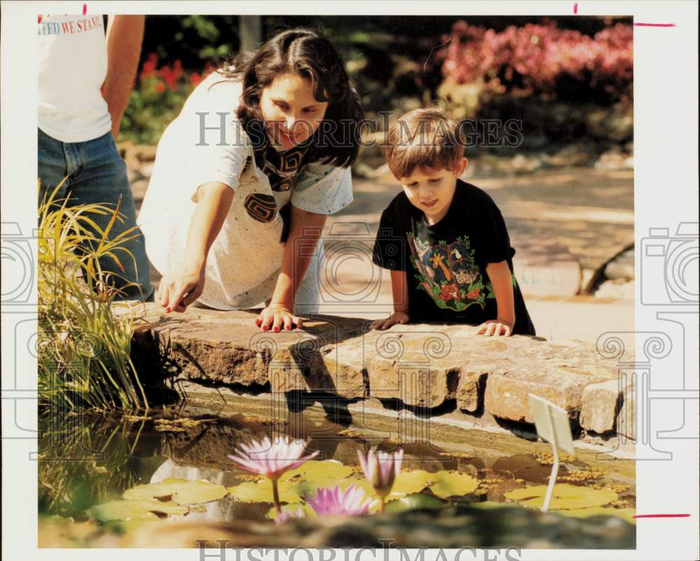 1992 Press Photo Richard Whiteside family at the Mercer Arboretum/Botanic Garden- Historic Images