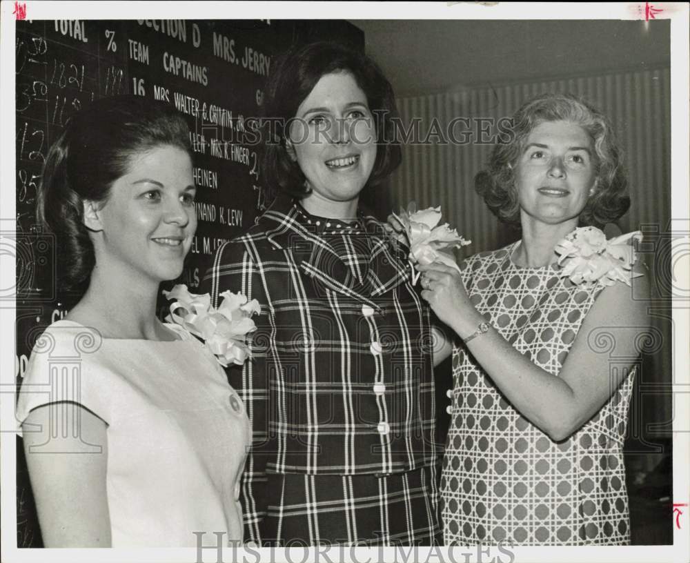 1968 Press Photo Mrs. Theodore Cooper presents orchids to Houston Symphony women- Historic Images