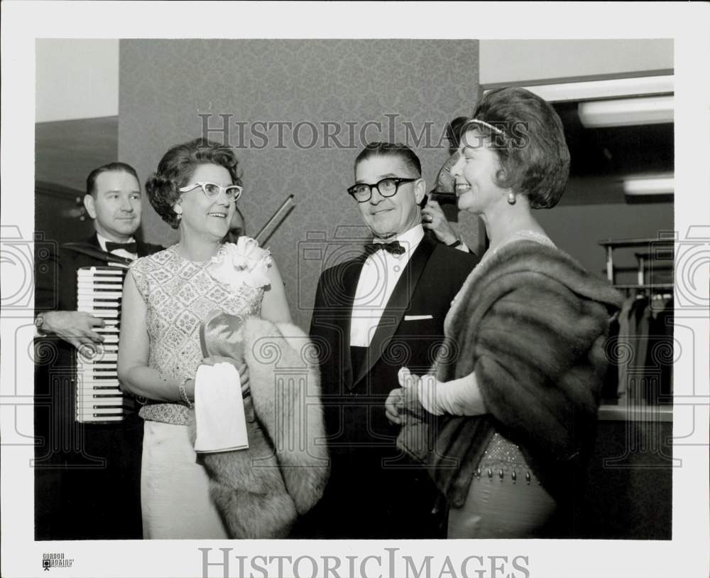 1967 Press Photo Harry and Mrs. Bovay greet Shamrock Hilton well-wishers.- Historic Images