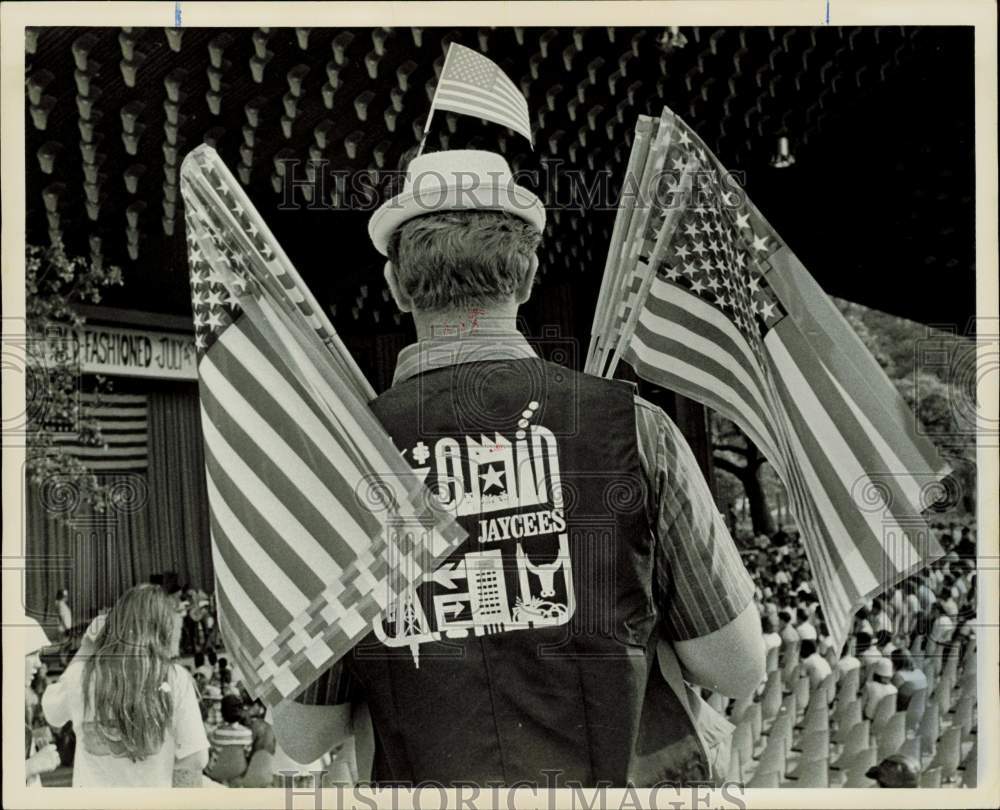 1970 Press Photo Jaycee Connie Edmunds selling United States flags. - hpa96859- Historic Images