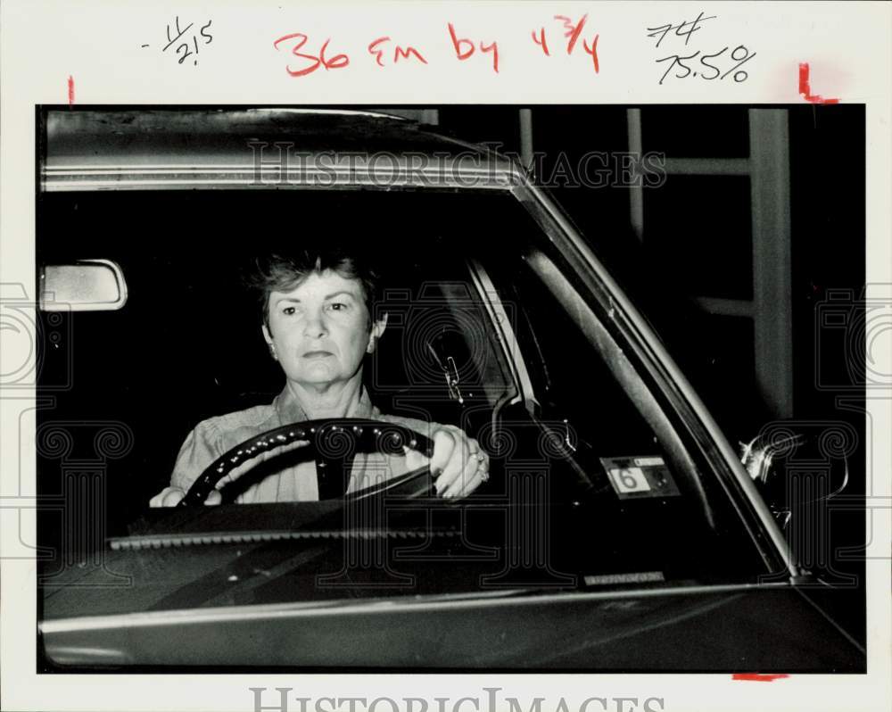 1984 Press Photo Patsy Gacke commutes Houston&#39;s Memorial City in traffic.- Historic Images