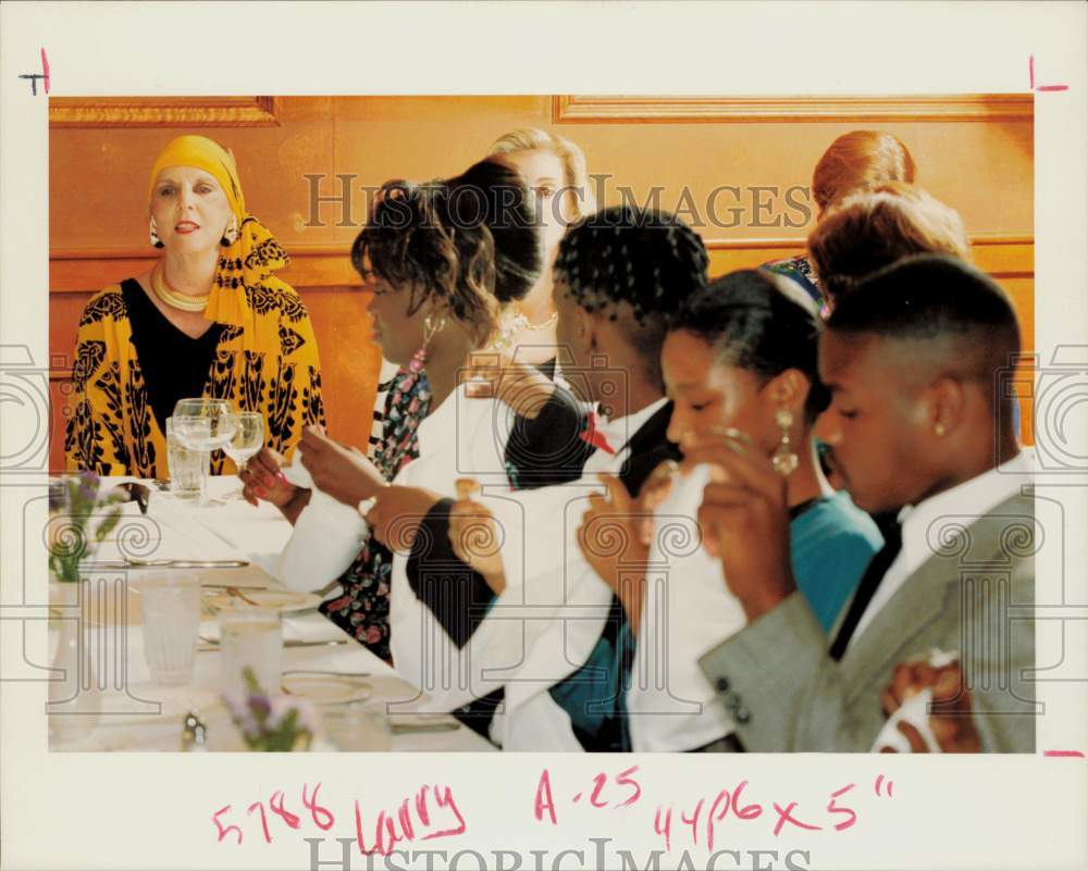 1993 Press Photo Sonya Fitzpatrick and Lee High students dine at Chardonnay.- Historic Images