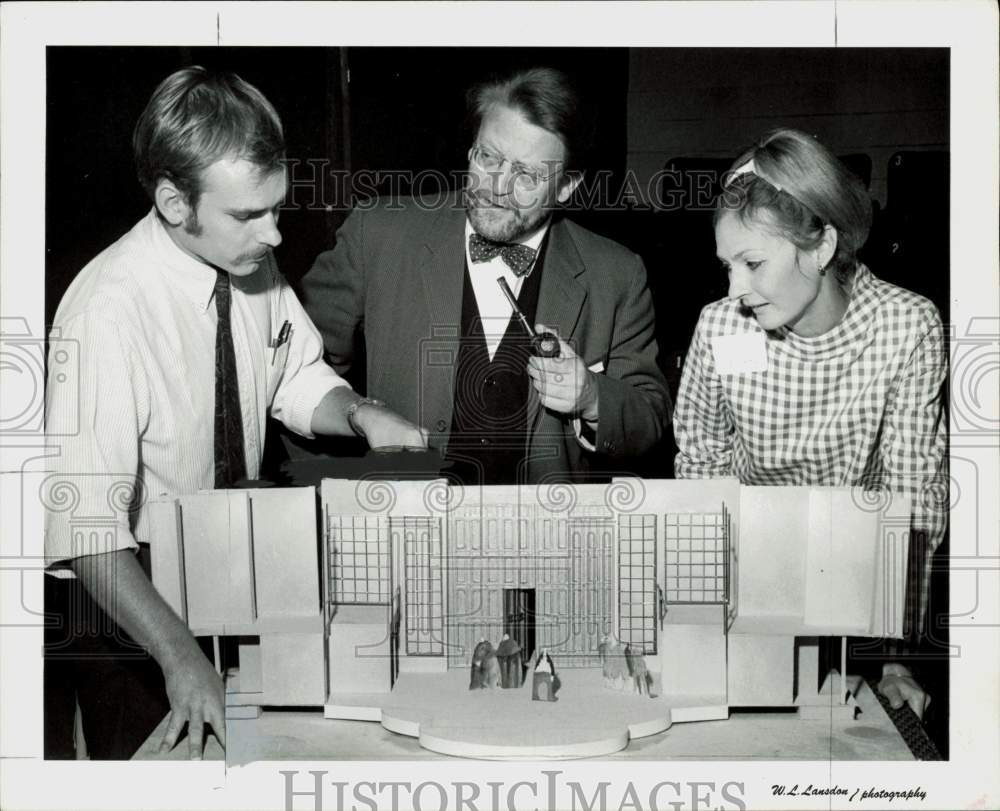 1968 Press Photo Grady Larkins explains Galileo set to Alley Theatre players.- Historic Images