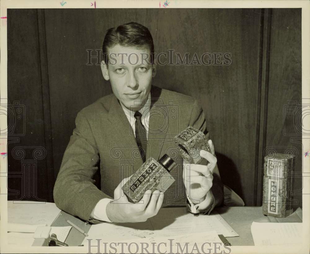 1967 Press Photo Harold Simmons, Madings Drug Stores President, holds equipment.- Historic Images