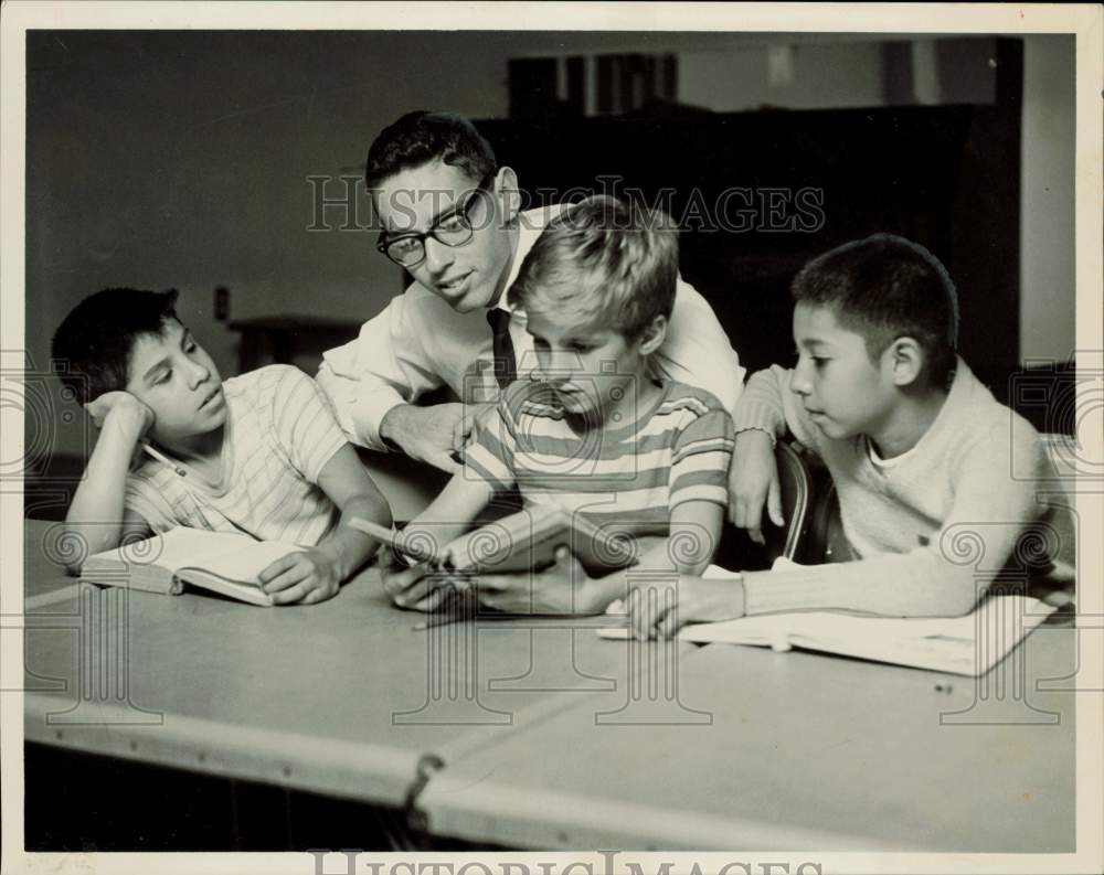 1961 Press Photo Rice student Burton Silverman tutors San Felipe Courts students- Historic Images