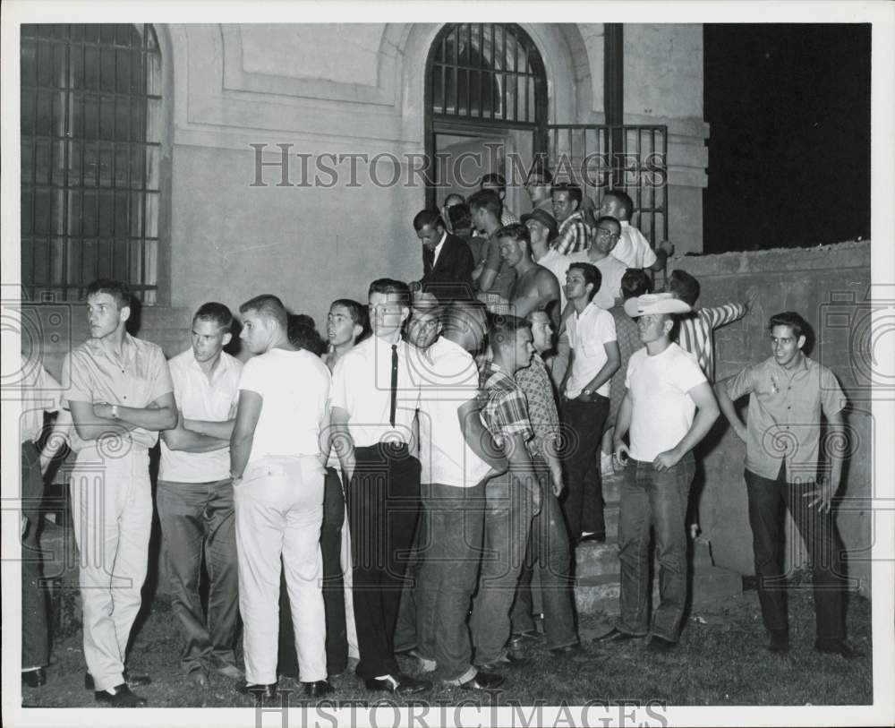 1961 Press Photo Students stand around at Galveston, Texas Splash Day- Historic Images