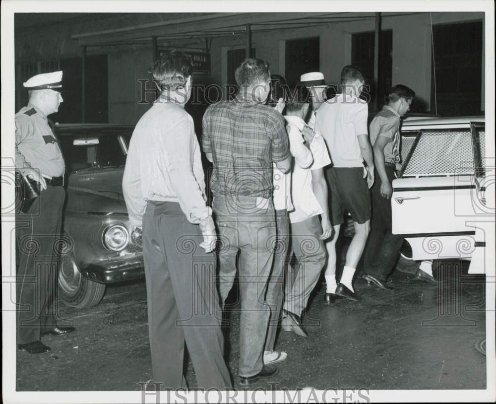 1961 Press Photo Galveston, Texas Splash Day participants led to police car.- Historic Images