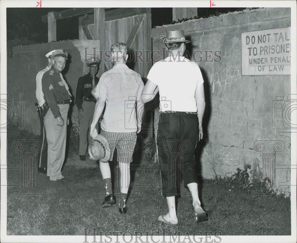 1961 Press Photo Galveston, Texas Splash Day participants led to prison yard.- Historic Images