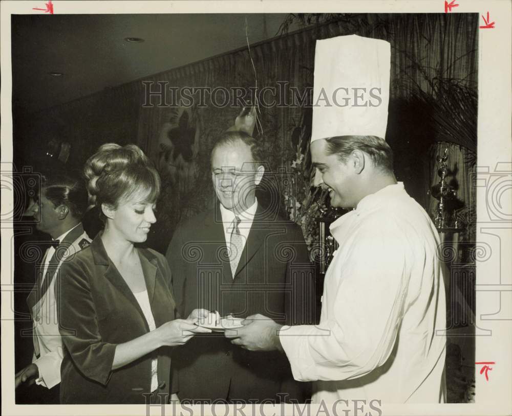 1967 Press Photo Mr. and Mrs. Ted Ellsworth enjoy Chef Reinhold Lukas cuisine.- Historic Images