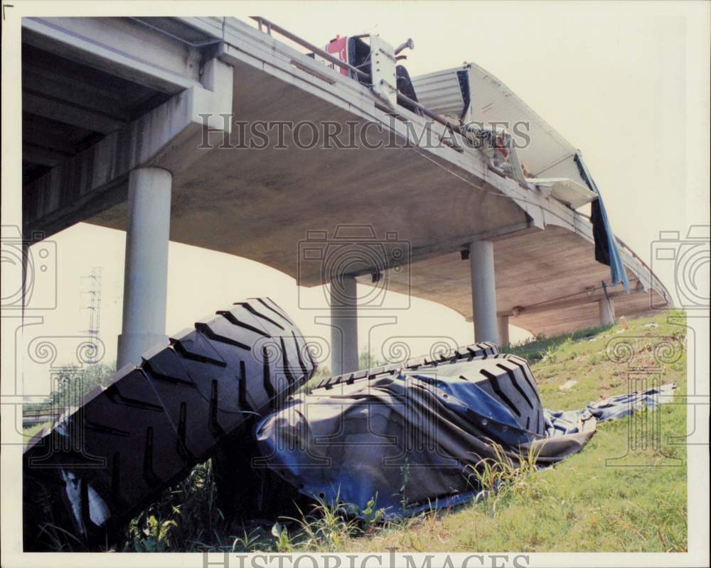 1989 Press Photo Overturned 18-wheeler on 225 exit from LaPorte to 610 bridge.- Historic Images