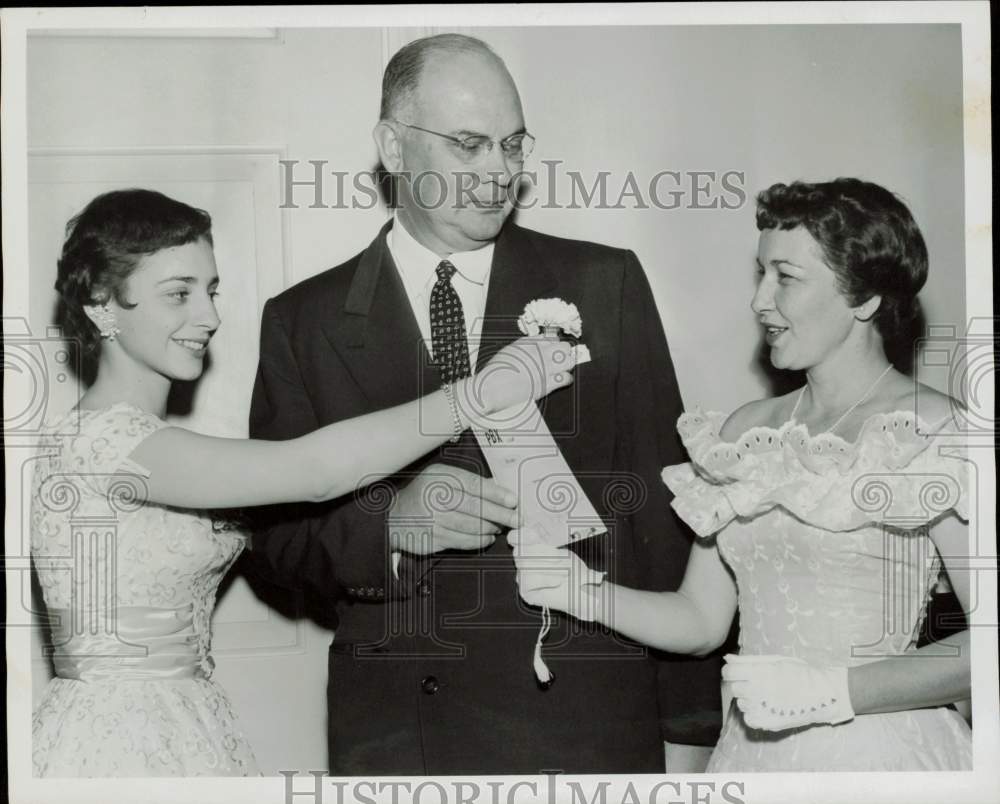 1955 Press Photo PBX Club of Houston operators welcome Porter Johnson to banquet- Historic Images