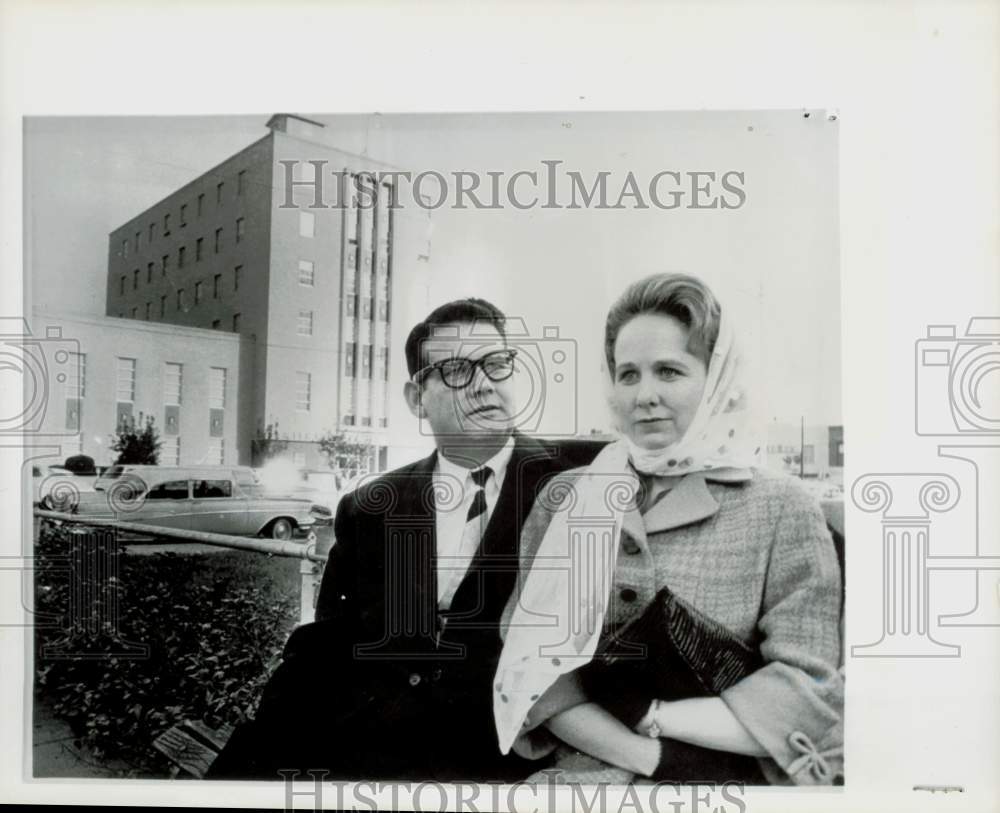 1962 Press Photo Mr. and Mrs. Billie Sol Estes sit on Tyler, Texas park bench.- Historic Images