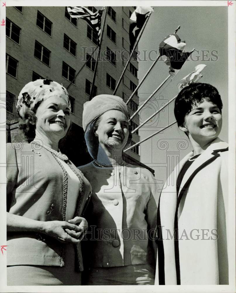 1966 Press Photo Mrs. Cecil Bray and other Houston Delphians on way to luncheon.- Historic Images